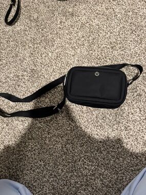 Lululemon black crossbody camera bag 2L